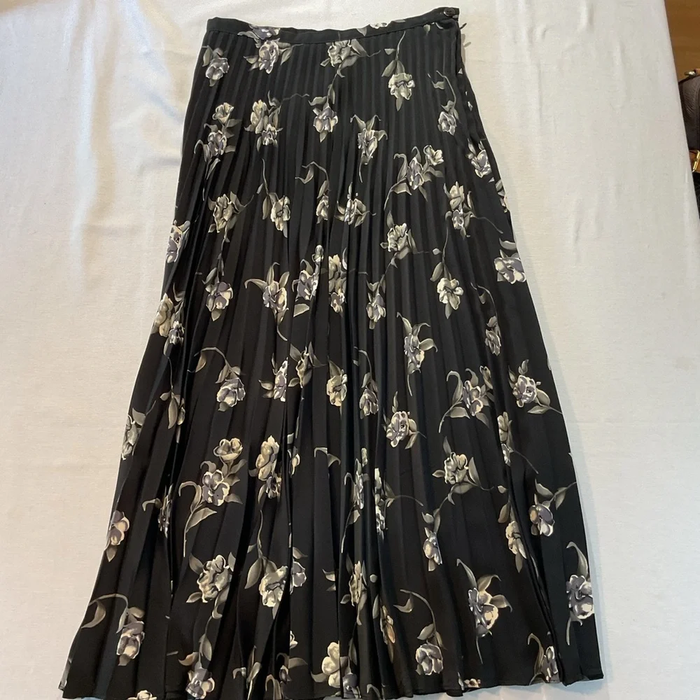 SAG Harbor Petite Long Black w/Floral Pleated Skirt Size 8 Flowing Formal Casual